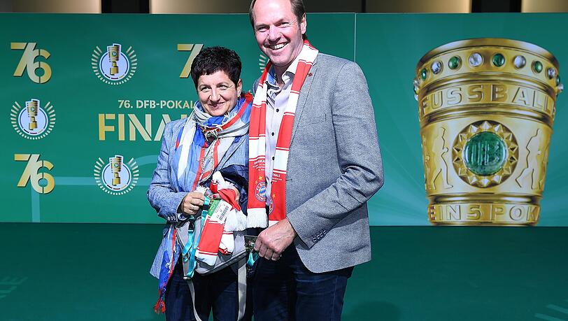 Stolz wie Bolle: Thomas Müllers Eltern Klaudia und Gerhard Müller (während eines DFB-Pokalspiels im Jahr 2019). Stolz wie Bolle: Thomas Müllers Eltern Klaudia und Gerhard Müller (während eines DFB-Pokalspiels im Jahr 2019).