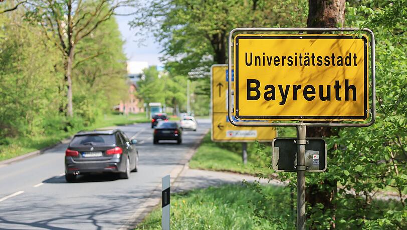 In Bayreuth gibt es Verkehrsprobleme nach einem Wasserrohrbruch. (Symbolbild)
