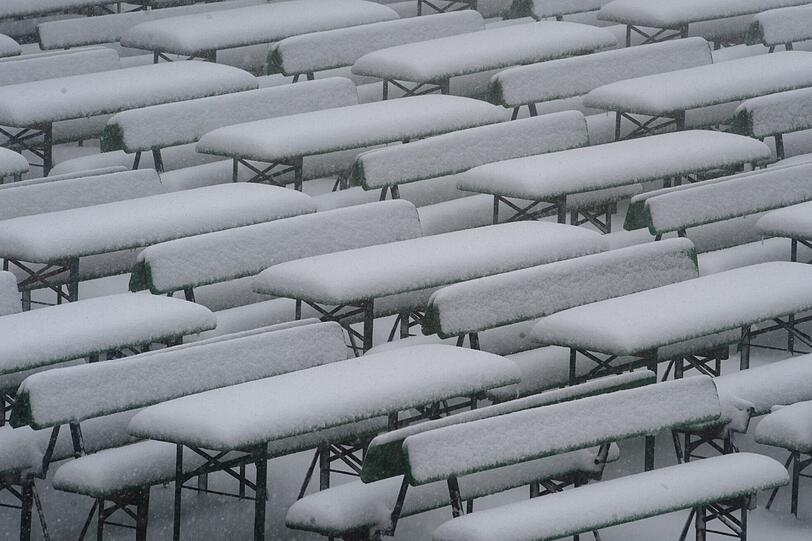 Die Bierbänke einer Gastätte am 1456 Meter hohen Großen Arber sind am Samstag mit Schnee bedeckt.