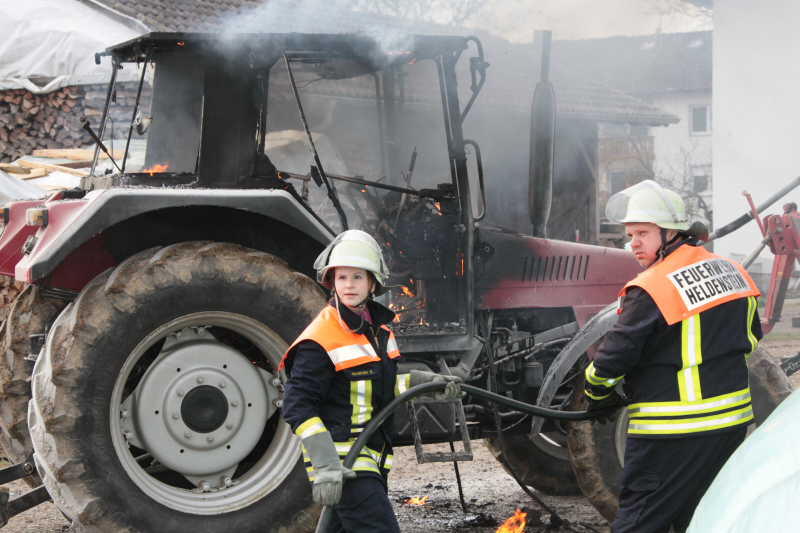 Brand eines Traktors in Etzham bei Heldenstein im LKR Mühldorf - Die Bilder