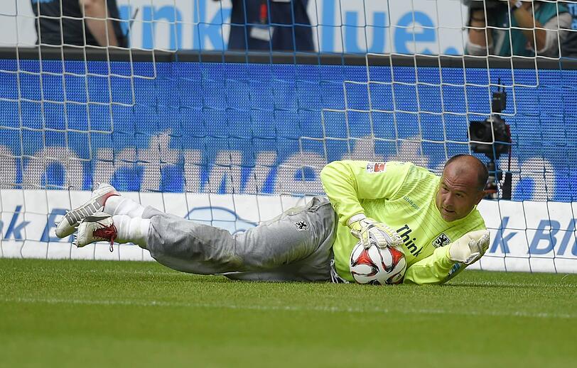 GABOR KIRALY: Note 3. Hielt die Löwen mit einem gehaltenen Foulelfmeter (13.) im Spiel und war stets am Posten, wenn er gebraucht wurde. Bei zwei Gegentreffern machtlos, beim 0:2 zu schnell auf dem Boden.
