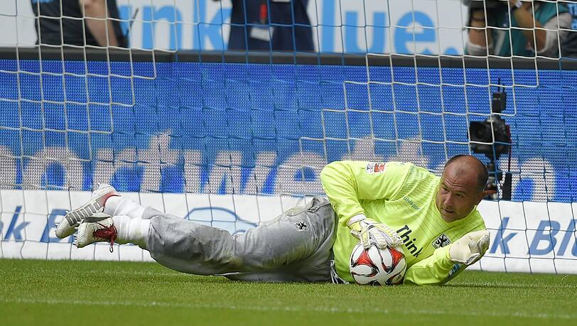 GABOR KIRALY: Note 3. Hielt die Löwen mit einem gehaltenen Foulelfmeter (13.) im Spiel und war stets am Posten, wenn er gebraucht wurde. Bei zwei Gegentreffern machtlos, beim 0:2 zu schnell auf dem Boden. GABOR KIRALY: Note 3. Hielt die Löwen mit einem gehaltenen Foulelfmeter (13.) im Spiel und war stets am Posten, wenn er gebraucht wurde. Bei zwei Gegentreffern machtlos, beim 0:2 zu schnell auf dem Boden.