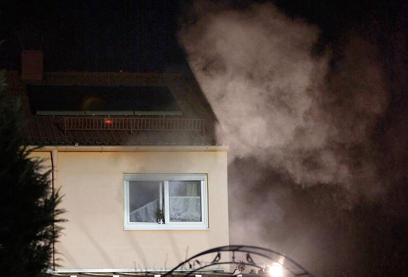 Explosion im Keller - die Bilder vom Feuerwehreinsatz in Großkarolinenfeld.