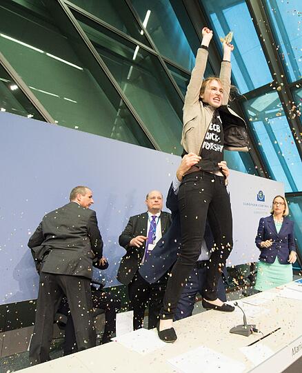 Zwischenfall bei der EZB: Draghi muss eine PK unterbrechen, weil eine Femen-Aktivistin die Konferenz stört.
