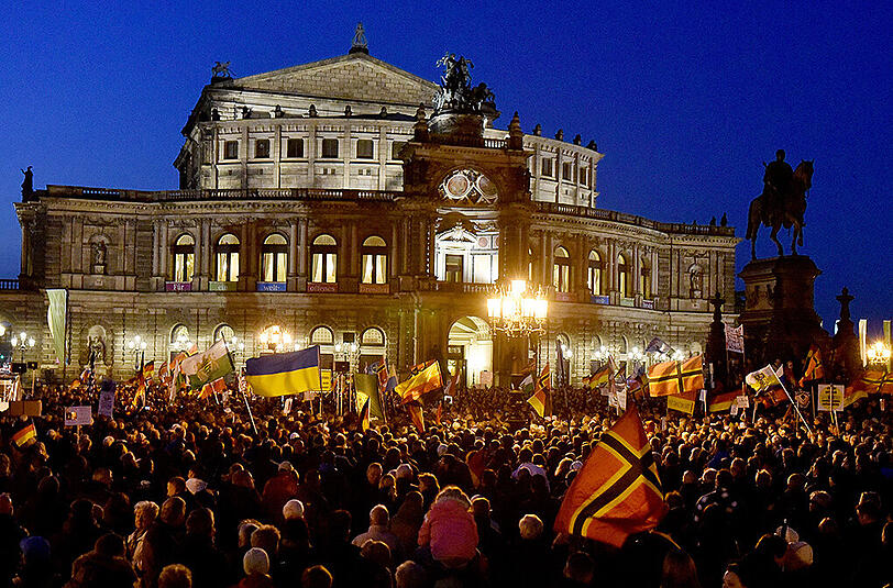 Mehrere tausend Pegida Anhänger demonstrieren am 12.10.2015 in Dresden auf dem Theaterplatz.