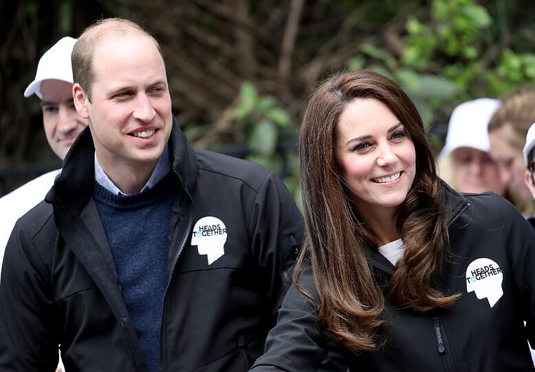 Prinz William und seine Frau, Herzogin Kate, sehen dem Läuferfeld zu.