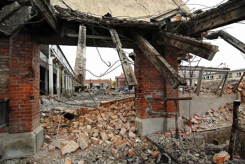 Ein Bild vom 16. Oktober 2008: Abrissarbeiten  der alten Pferdehalle des Münchner Schlachthofs.