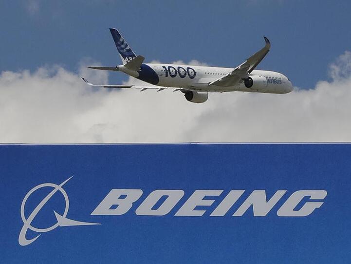 Airbus über Boening-Schriftzug: Ein A350-1000 bei der Eröffnung der 53. Internationalen Pariser Luftfahrtausstellung auf dem Flughafen Le Bourget.