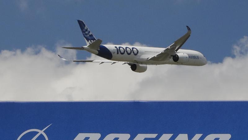 Airbus über Boening-Schriftzug: Ein A350-1000 bei der Eröffnung der 53. Internationalen Pariser Luftfahrtausstellung auf dem Flughafen Le Bourget. Airbus über Boening-Schriftzug: Ein A350-1000 bei der Eröffnung der 53. Internationalen Pariser Luftfahrtausstellung auf dem Flughafen Le Bourget.