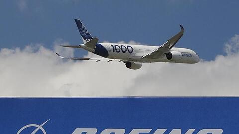 Airbus über Boening-Schriftzug: Ein A350-1000 bei der Eröffnung der 53. Internationalen Pariser Luftfahrtausstellung auf dem Flughafen Le Bourget.