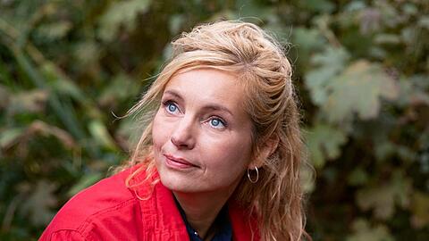 Nadja Uhl spielt in "ZERV - Zeit der Abrechnung" die Kriminalkommissarin Karo Schubert.