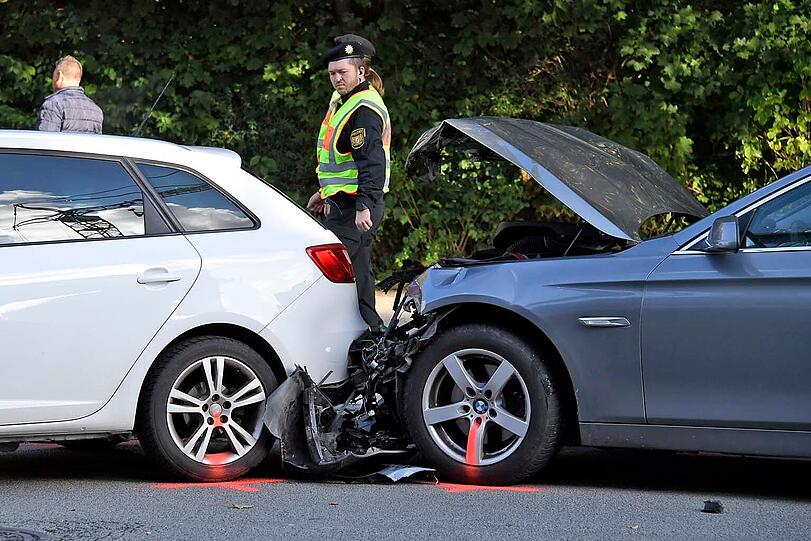 Bei einem Autounfall oberhalb der Theresienwiese kollidierte ein BMW mit mehreren Autos und einem Motorroller. Fünf Personen wurden verletzt.