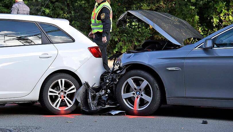 Bei einem Autounfall oberhalb der Theresienwiese kollidierte ein BMW mit mehreren Autos und einem Motorroller. Fünf Personen wurden verletzt. Bei einem Autounfall oberhalb der Theresienwiese kollidierte ein BMW mit mehreren Autos und einem Motorroller. Fünf Personen wurden verletzt.