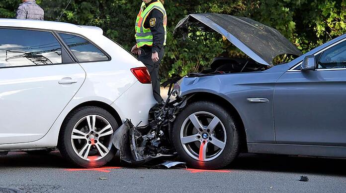 Bei einem Autounfall oberhalb der Theresienwiese kollidierte ein BMW mit mehreren Autos und einem Motorroller. Fünf Personen wurden verletzt.