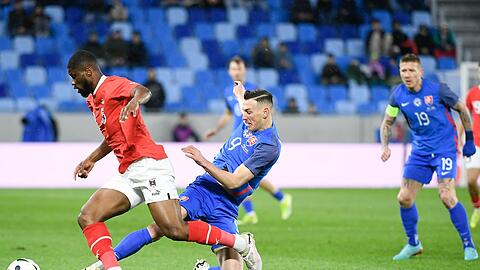 Der Slowake Robert Bozenik (M) versucht Österreichs Kevin Danso zu stoppen.