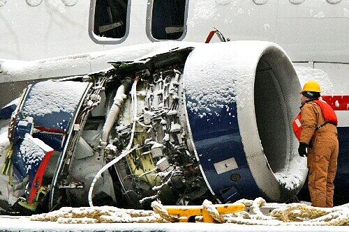 Ein Arbeiter inspiziert ein Triebwerk des Airbus A320
