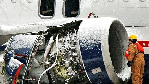 Ein Arbeiter inspiziert ein Triebwerk des Airbus A320 Ein Arbeiter inspiziert ein Triebwerk des Airbus A320