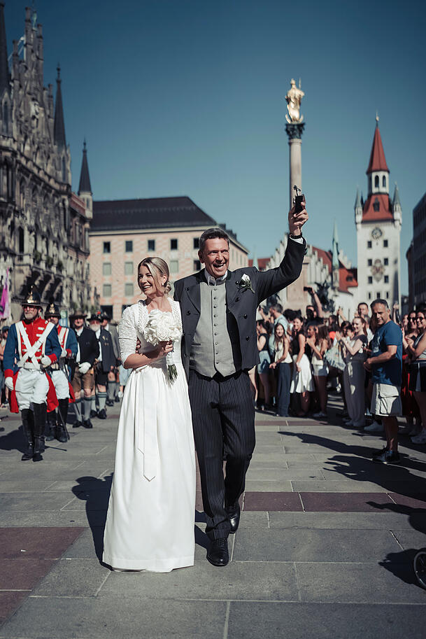 Schlichte Eleganz trifft auf Tradition: Franziska Reichert trägt ein Dirndl-Unikat, während Peter Reichert Stresemann und Janker wählt Schlichte Eleganz trifft auf Tradition: Franziska Reichert trägt ein Dirndl-Unikat, während Peter Reichert Stresemann und Janker wählt