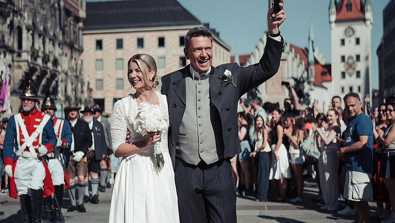 Schlichte Eleganz trifft auf Tradition: Franziska Reichert tr&auml;gt ein Dirndl-Unikat, w&auml;hrend Peter Reichert Stresemann und Janker w&auml;hlt
