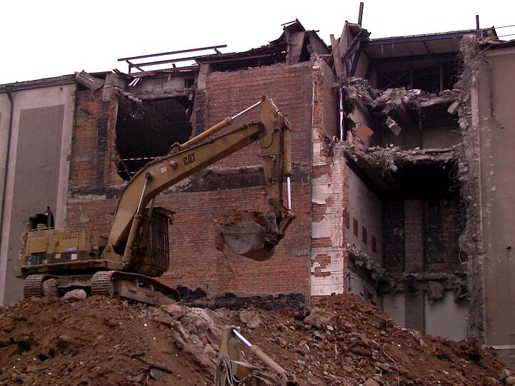 1998: Die Hacker-Pschorr-Brauerei wird abgebrochen. 1998: Die Hacker-Pschorr-Brauerei wird abgebrochen.