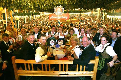 Hochbesetzte Tafelrunde: Guttenberg am Wiesn-Stammtisch der AZ.
