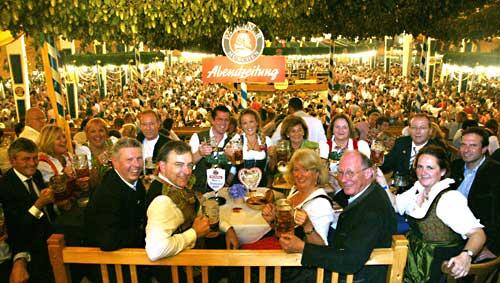 Hochbesetzte Tafelrunde: Guttenberg am Wiesn-Stammtisch der AZ.