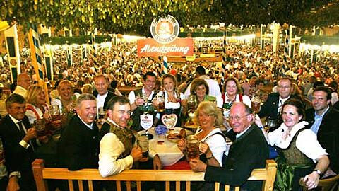 Hochbesetzte Tafelrunde: Guttenberg am Wiesn-Stammtisch der AZ.