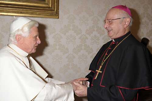Treffen im Vatikan: Papst Benedikt XVI. begrüßt Robert Zollitsch.