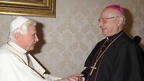 Treffen im Vatikan: Papst Benedikt XVI. begrüßt Robert Zollitsch.