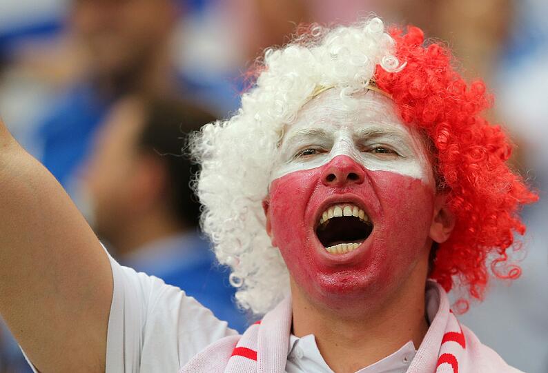 Für ihre Mannschaft geben Fußball-Fans alles - sehen Sie hier die besten Bilder von den Fan-Meilen und aus den Stadien bei der EURO 2012 in Polen und der Ukraine.