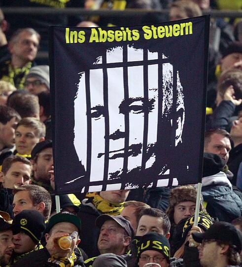... oder per Banner mit Wortspiel "INS ABSEITS STEUERN". Die Fans des BVB spotten über Uli Hoeneß.