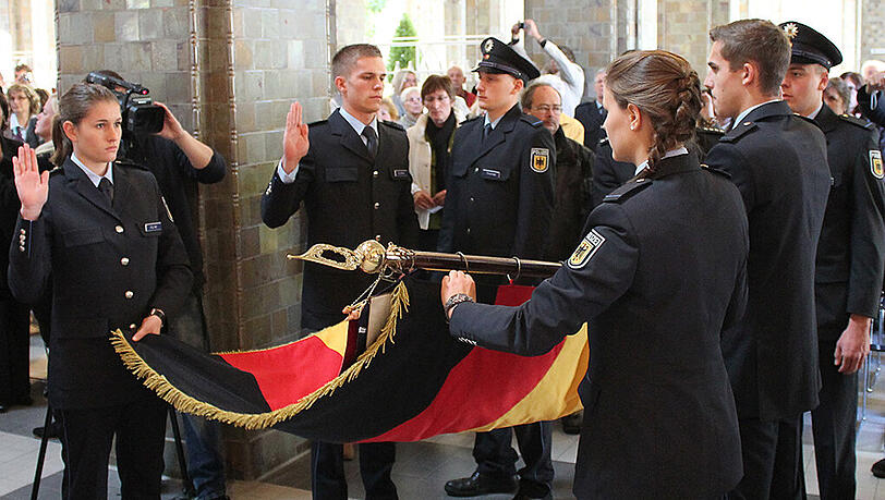 Bundespolizeianwärter bei der feierlichen Vereidung Bundespolizeianwärter bei der feierlichen Vereidung