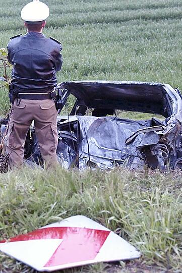 Das Wrack war vermutlich eine Mercedes A-Klasse. Es ist nach dem Unfall kaum mehr zu identifizieren.