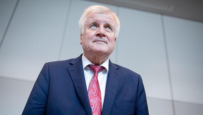 Hat Innenminister Seehofer der Kanzlerin ein Ultimatum gesetzt oder nicht? Hat Innenminister Seehofer der Kanzlerin ein Ultimatum gesetzt oder nicht?