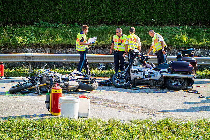 Auf der B20 bei Bayerisch Gmain kollidierten die beiden Motorräder frontal.