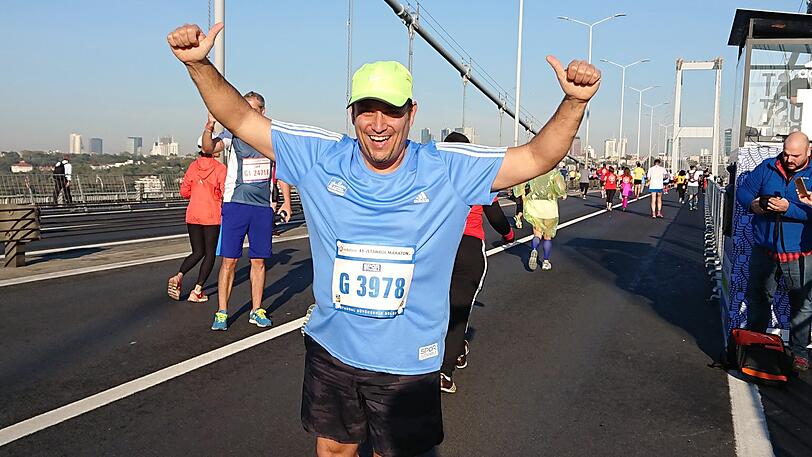 Marcus Radecker beim Marathonlauf in Istanbul, auf der Bosporusbrücke, im November 2019.