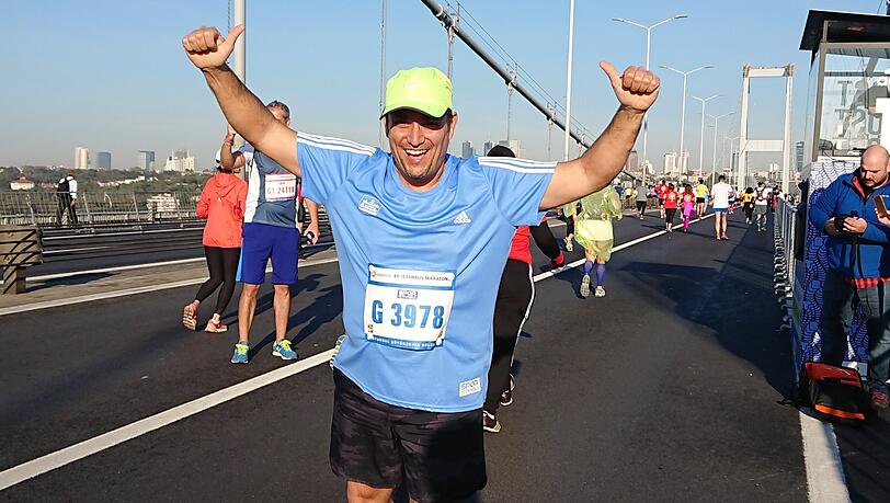 Marcus Radecker beim Marathonlauf in Istanbul, auf der Bosporusbrücke, im November 2019. Marcus Radecker beim Marathonlauf in Istanbul, auf der Bosporusbrücke, im November 2019.