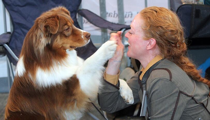 Sie haben gut abgeschnitten und sind zufrieden: Judith Hack und ihr Australian Shepherd Sunny Spell Dakota.