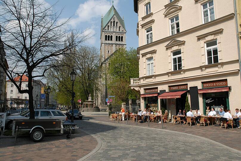 Urban, und trotzdem gibt es hier Frisches auch vom Land: am St.-Anna-Platz.