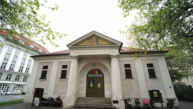 Das Marionettentheater gab in diesem Haus in der Blumenstraße im Jahr 1900 seine erste Vorstellung. Das Marionettentheater gab in diesem Haus in der Blumenstraße im Jahr 1900 seine erste Vorstellung.