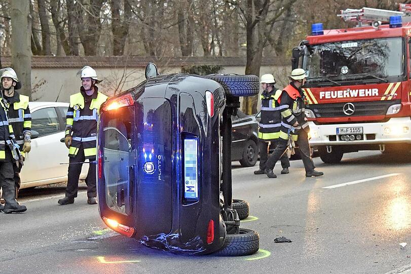 Nach der Kollision war der Fiat umgekippt. Die Bilder vom Einsatz.