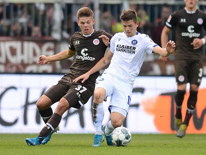 Paulis Finn Ole Becker (l) und KSC-Profi Marvin Wanitzek teilten sich mit ihren Clubs die Punkte.