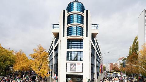 Protestierende mit Transparenten am Willy-Brandt-Haus, der SPD-Zentrale, in Berlin.