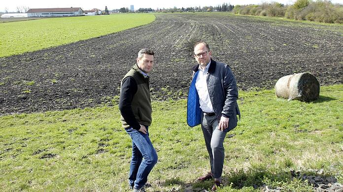 Hans Oberfranz (links) will seine Immobilie nicht verkaufen. CSU-Chef Manuel Pretzl hat eine Idee, wie die Stadt diese missliche Lage lösen könnte.