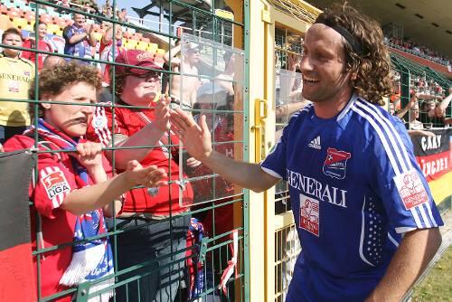 Der matchwinner wird von den Fans gefeiert: Hachings Roman Tyce.