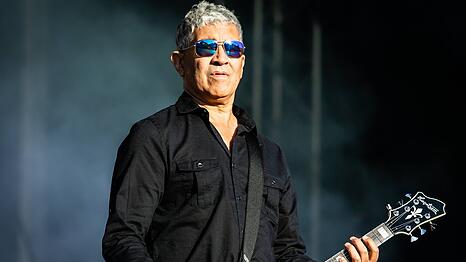 Pat Smear, Gitarrist der Foo Fighters, hat sich den Fu&szlig; gebrochen.