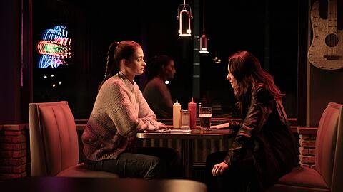 "Der Garmisch-Krimi - Wolfsmord": Ira Zach (Lavinia Wilson, r.) m&ouml;chte in die Ermittlungen involviert werden. Riskiert Daphne Meindl (Philine Schm&ouml;lzer) ihren Job f&uuml;r die Unterst&uuml;tzung der erfahrenen, ehemaligen Kommissarin.