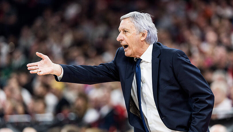 Bayerns Trainer an der Seitenlinie: Der Coach des FC Bayern Basketball dirigiert sein Team im Playoff-Duell gegen Trier energisch von außen. Bayerns Trainer an der Seitenlinie: Der Coach des FC Bayern Basketball dirigiert sein Team im Playoff-Duell gegen Trier energisch von außen.