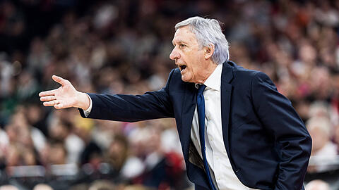 Bayerns Trainer an der Seitenlinie: Der Coach des FC Bayern Basketball dirigiert sein Team im Playoff-Duell gegen Trier energisch von au&szlig;en.