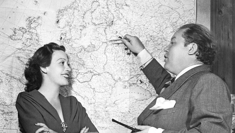 Heli Finkenzeller und Will Dohm besprechen im Januar 1943 die n&auml;chste &bdquo;Wehrmachtstournee&ldquo;.
